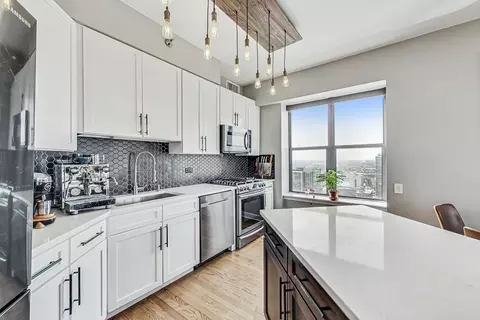 Kitchen - 41 E 8th St #3107, Chicago, IL 60605 photo 2 of 3