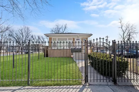 235 W 43rd St, Chicago, IL 60609