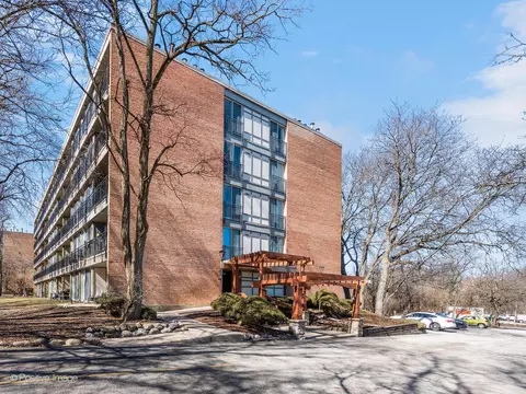 5810 Oakwood Dr #1B, Lisle, IL 60532