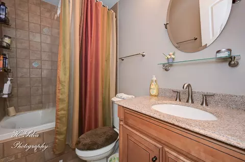 Bath - 510 Skyline Dr, Algonquin, IL 60102 photo 2 of 2