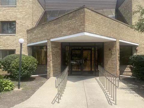 Exterior - 5600 Astor Ln #201, Rolling Meadows, IL 60008 photo 2 of 10