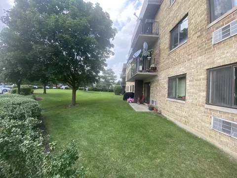 Exterior - 5600 Astor Ln #201, Rolling Meadows, IL 60008 photo 6 of 10