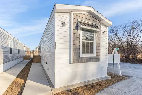 6217 Roger Ln #28, Hodgkins, IL 60525
