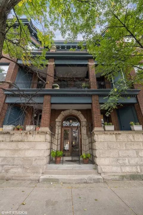 545 W Belmont Ave #2W, Chicago, IL 60657