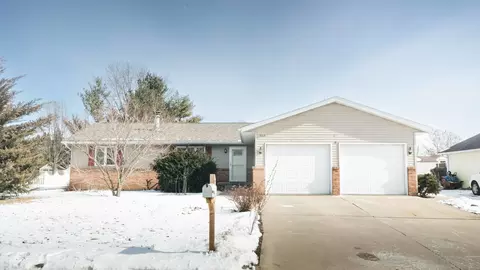 702 N Seminole Dr, Pontiac, IL 61764