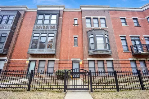 819 W College Pkwy, Chicago, IL 60608