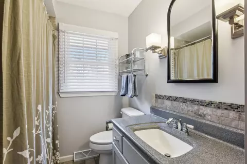 Bath - 600 Briar Ln, Morris, IL 60450 photo 2 of 7