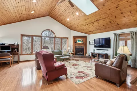 Living - 600 Briar Ln, Morris, IL 60450 photo 2 of 7