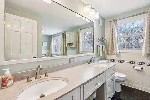 Bath - 600 Briar Ln, Morris, IL 60450 photo 3 of 7