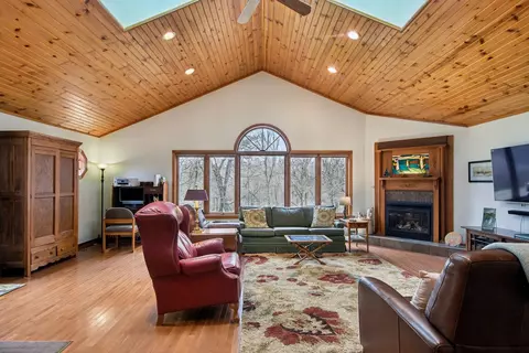 Living - 600 Briar Ln, Morris, IL 60450 photo 1 of 7