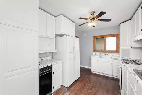 Kitchen - 1002 Lincoln St, Harvard, IL 60033 photo 2 of 3