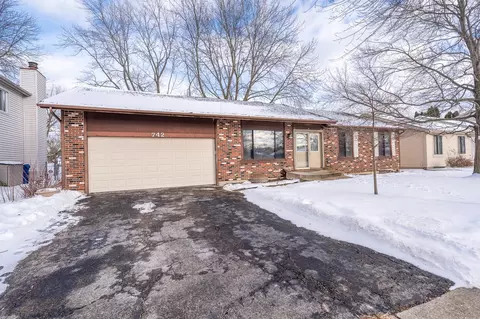 742 Voyager Dr, Bartlett, IL 60103