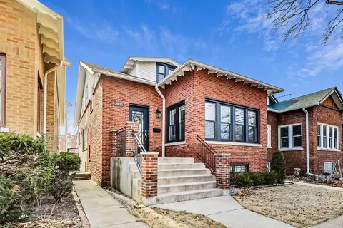 2421 W Farwell Ave, Chicago, IL 60645