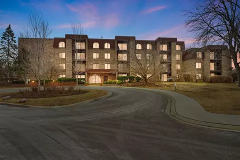 2050 Valencia Dr #210C, Northbrook, IL 60062