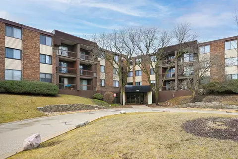 440 Raintree Ct #1K, Glen Ellyn, IL 60137