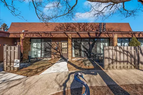 481 Raintree Ct #E, Glen Ellyn, IL 60137