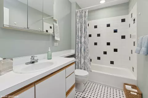 Bath - 312 N May St #2F, Chicago, IL 60607 photo 1 of 2