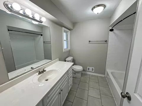 Bath - 816 Brookwood Dr, Olympia Fields, IL 60461 photo 1 of 2