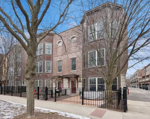 3021 W Cornelia Ave, Chicago, IL 60618