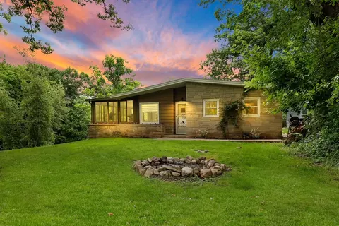 2618 Apache Trl, Mchenry, IL 60051