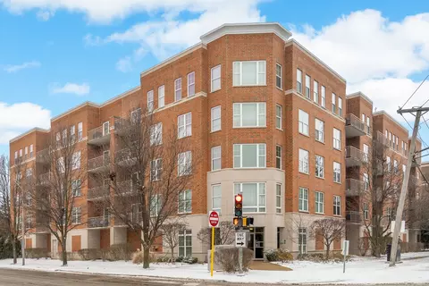 900 Lee St #303, Des Plaines, IL 60016