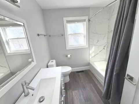 Bath - 10307 Lund Ave, Algonquin, IL 60102 photo 2 of 3