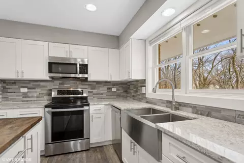 Kitchen - 10307 Lund Ave, Algonquin, IL 60102 photo 3 of 4