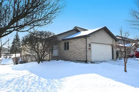 9401 Debbie Ln, Orland Park, IL 60467