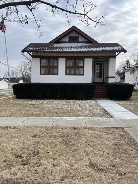 1203 W Pleasant St, Freeport, IL 61032