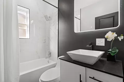 Bath - 215 E 69th Pl, Chicago, IL 60637 photo 3 of 4