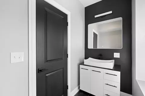 Bath - 215 E 69th Pl, Chicago, IL 60637 photo 1 of 4