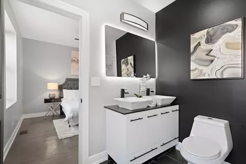 Bath - 215 E 69th Pl, Chicago, IL 60637 photo 2 of 4