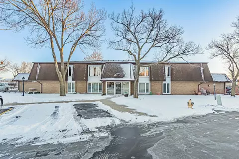 1328 S New Wilke Rd #2C, Arlington Heights, IL 60005