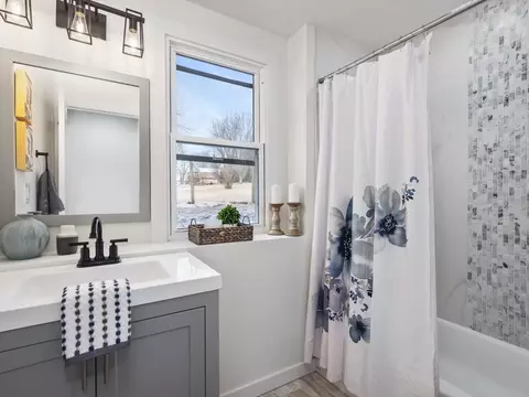 Bath - 813 Southgate Dr, Davis, IL 61019 photo 2 of 2