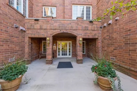 122 Regent Wood Rd #122, Northfield, IL 60093