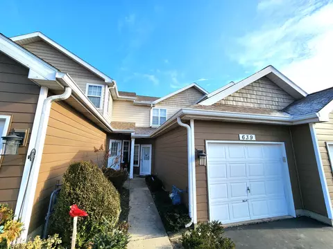 639 Woodhaven Dr, Mundelein, IL 60060