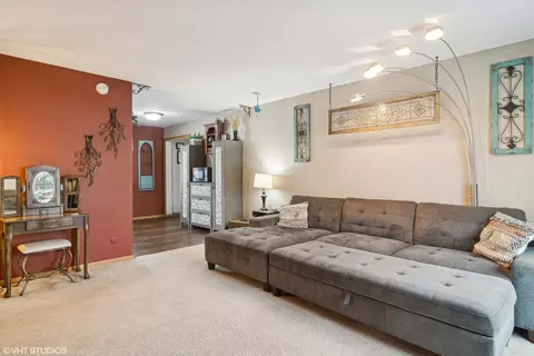 Living - 460 Flagstaff Ln, Hoffman Estates, IL 60169 photo 2 of 3