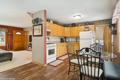 Kitchen - 460 Flagstaff Ln, Hoffman Estates, IL 60169 photo 1 of 2