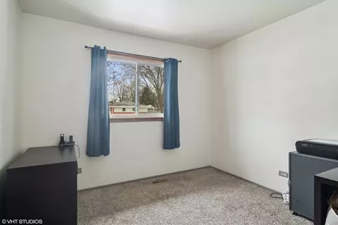 Bedroom - 460 Flagstaff Ln, Hoffman Estates, IL 60169 photo 3 of 3