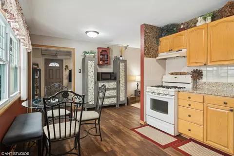Kitchen - 460 Flagstaff Ln, Hoffman Estates, IL 60169 photo 2 of 2
