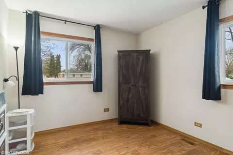 Bedroom - 460 Flagstaff Ln, Hoffman Estates, IL 60169 photo 2 of 3