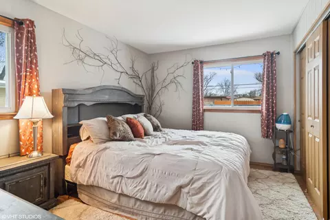 Bedroom - 460 Flagstaff Ln, Hoffman Estates, IL 60169 photo 1 of 3