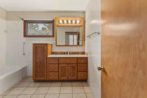 Bath - 4 Normandy Pl, Champaign, IL 61821 photo 2 of 3
