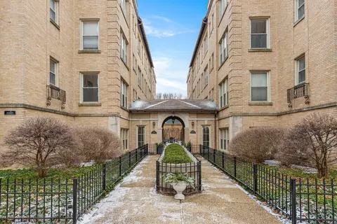 1733 W Balmoral Ave #2C, Chicago, IL 60640