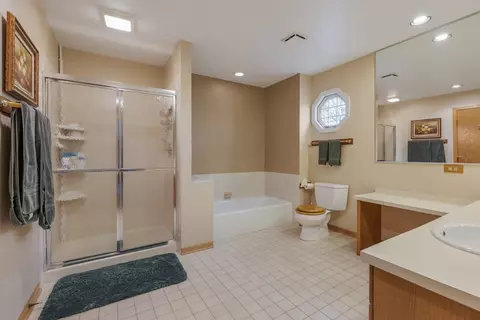Bath - 540 Philip Dr, Bartlett, IL 60103 photo 4 of 5