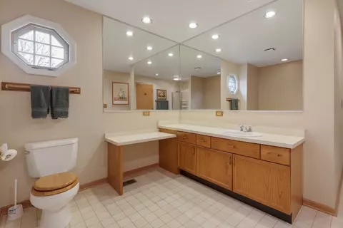 Bath - 540 Philip Dr, Bartlett, IL 60103 photo 5 of 5