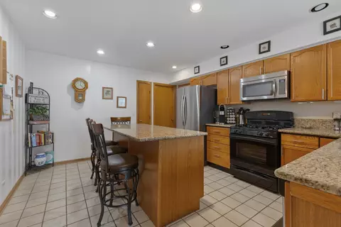 Kitchen - 540 Philip Dr, Bartlett, IL 60103 photo 1 of 2