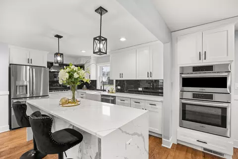 Kitchen - 1000 Delles Rd, Wheaton, IL 60189 photo 3 of 3