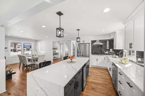 Kitchen - 1000 Delles Rd, Wheaton, IL 60189 photo 2 of 3