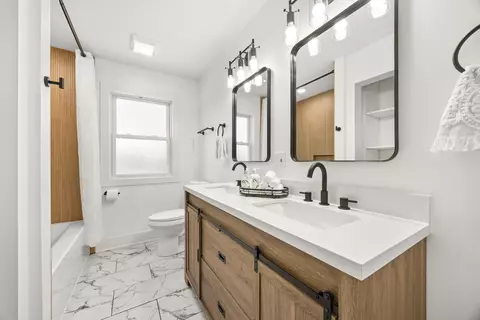 Bath - 1000 Delles Rd, Wheaton, IL 60189 photo 5 of 6